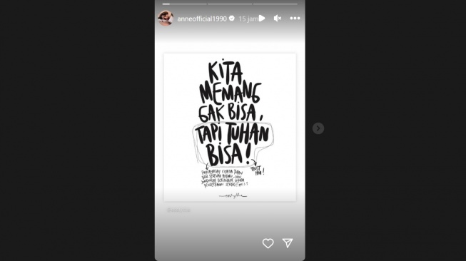 Putri Anne mengutip ayat dalam Alkitab (Instagram/@anneofficial1990)