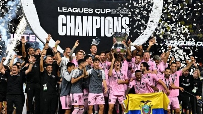 Lionel Messi dan para pemain Inter Miami mengangkat trofi setelah Inter Miami memenangkan pertandingan sepak bola final Piala Liga melawan Nashville SC di Geodis Park di Nashville, Tennessee, pada 19 Agustus 2023.CHANDAN KHANNA / AFP