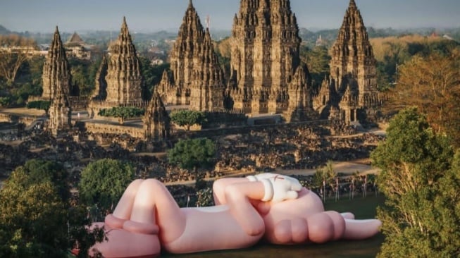 Fakta Menarik KAWS:HOLIDAY, Patung Raksasa Karya Brian Donelly Rebahan di Candi Prambanan