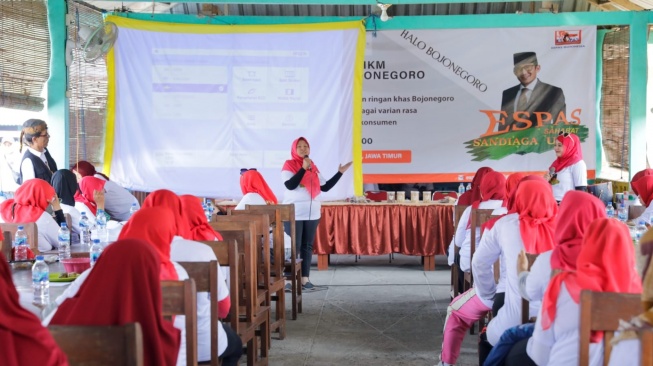 Relawan Sandiaga Uno Beri Peluang Usaha Baru dengan Gelar Pelatihan Membuat 'Ledre' untuk Emak-emak Bojonegoro