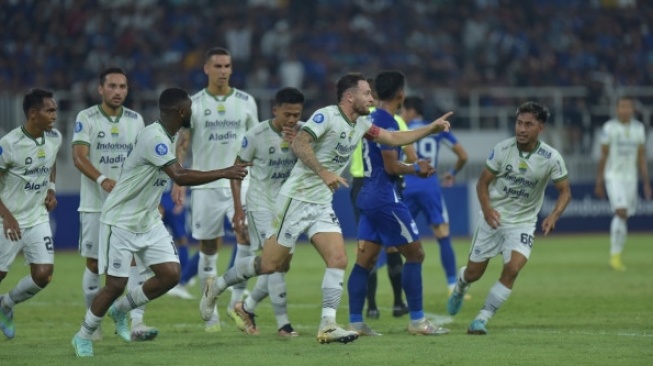 Para pemain Persib Bandung (jersey putih) merayakan gol Marc Klok pada laga BRI Liga 1 kontra PSIS Semarang di Stadion Jatidiri, Semarang, Minggu (20/8) malam. [dok. Persib]