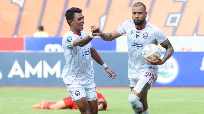 Penyerang Arema FC, Gustavo Almeida (kanan) tampil dalam laga BRI Liga 1 kontra Persija Jakarta di Stadion Patriot Bekasi, Minggu (20/8). [dok. Arema FC]