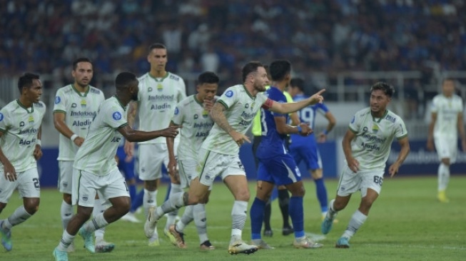 Selebrasi Pemain Persib Usia Marc Klok Sukses Menjebol Gawang PSIS Semarang Melalui Titik Putih (persib.co.id)