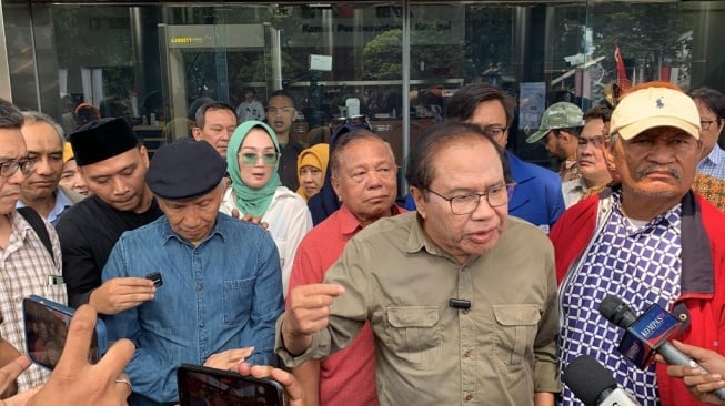 Rizal Ramli dan Amien Rais berserta rombongan mendatangi Gedung Merah Putih KPK di Jakarta pada Senin (21/8/2023). [Suara/com/Yaumal]