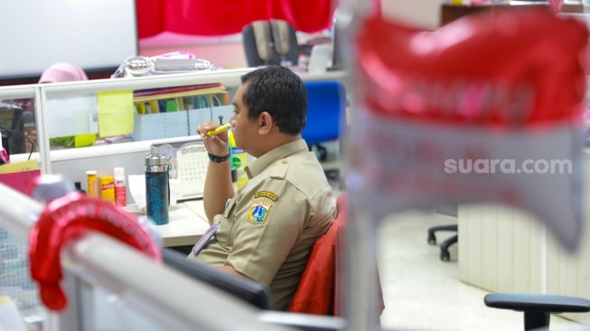 Sejumlah Aparatur sipil negara (ASN) saat bekerja di kompleks Balai Kota DKI Jakarta, Senin (21/8/2023). [Suara.com/Alfian Winanto]