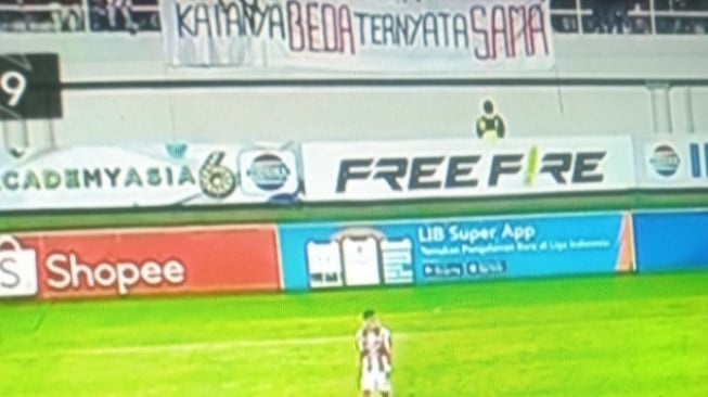 Spanduk Tulisan "Katanya Beda Ternyata Sama" di Stadion Manahan, Sindir Sosok Ini?