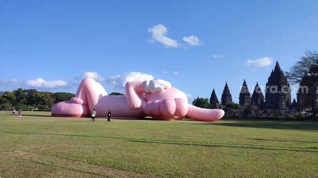 KAWS:HOLIDAY Hadir di Candi Prambanan, Indahnya Perpaduan Arsitektur Kuno dan Seni Kontemporer