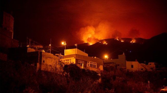 Penampakan kebakaran hutan di sebuah perbukitan di lembah Guimar, Tenerife, Kepulauan Canary, Spanyol, Sabtu (19/8/2023). [DESIREE MARTIN / AFP]