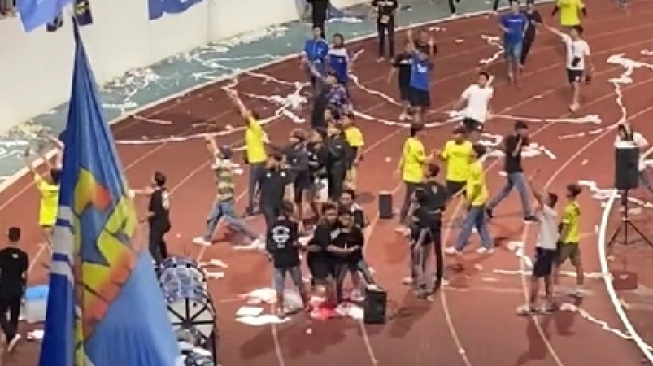 Tangkapan layar video suporter PSIS Semarang tawuran saat laga melawan Persib Bandung. [TikTok/@yuslim741]