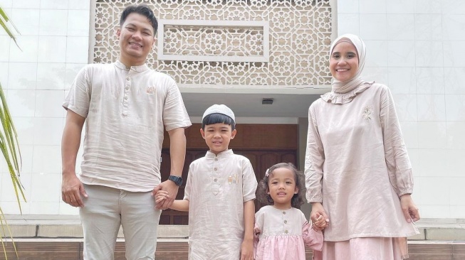 Vega Karina Andira Putri bersama suami dan kedua anaknya. [Instagram] 