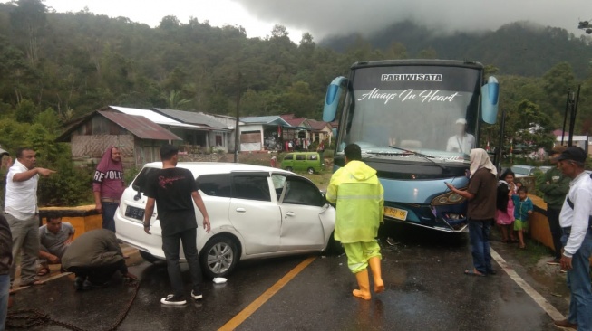 Bus Pariwisata vs Mobil Datsun Laga Kambing di Jalan Umum Medan-Tarutung, 1 Tewas, 5 Luka-luka