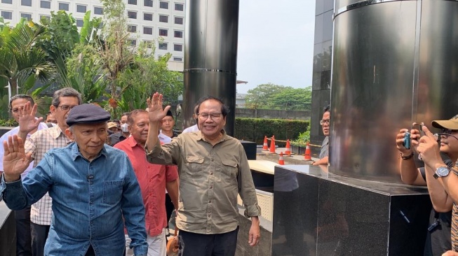 Rizal Ramli lalu Amien Rais berserta rombongan mendatangi Gedung Merah Putih KPK di dalam DKI Jakarta pada Hari Senin (21/8/2023). [Suara/com/Yaumal]