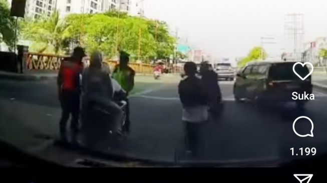 Hendak Ditilang Gegara Tak Pakai Helm, Pemotor di Kepala Gading Kabur Tinggalkan Pacarnya