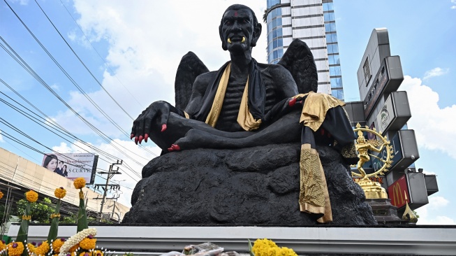 Penampakan patung raksasa dewa Kru Kai Kaew yang dipotret di Bangkok, Thailand, Jumat (18/8/2023). [Lillian SUWANRUMPHA / AFP]
