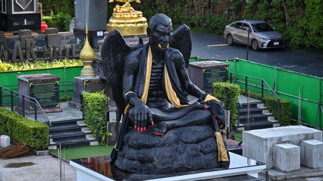 Penampakan patung raksasa dewa Kru Kai Kaew yang dipotret di Bangkok, Thailand, Jumat (18/8/2023). [Lillian SUWANRUMPHA / AFP]
