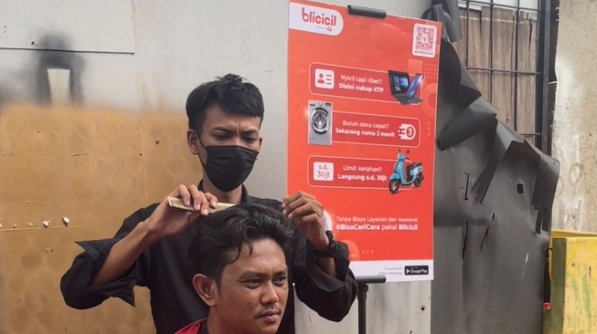 Momen Viral Aksi Pangkas Rambut Awali Kampanye #PangkasCemas dari Blicicil