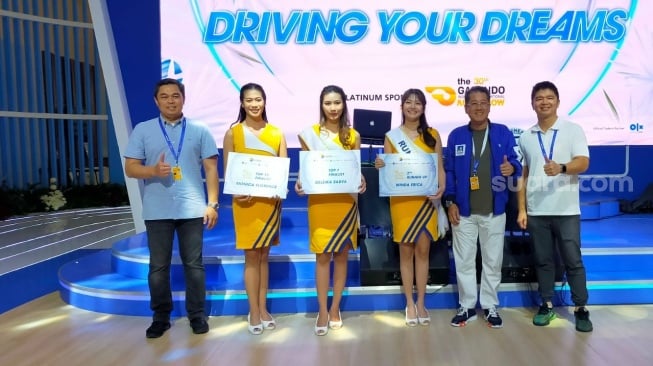 Angels atau usher terbaik Astra Financial yang merebut posisi finalists dan runner up Miss Auto Show GIIAS 2023 mendapatkan penghargaan internal Astra Financial [Suara.com/CNR ukirsari]