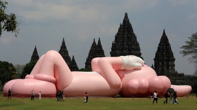 Patung Raksasa KAWS Mejeng di Candi Prambanan