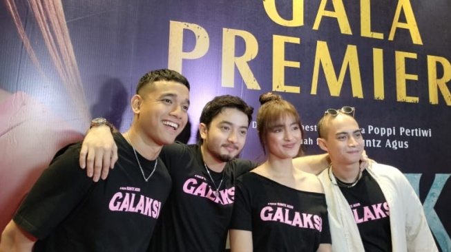 Fadly Faisal, Bryan Domani, dan Eva de Jongh di premier film Galaxy. [Tiara Rosana/Suara.com]