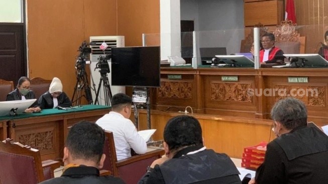 Terdakwa Shane Lukas menangis ketika membacakan pleidoi atau nota pembelaannya dalam sidang kasus penganiayaan berat berencana David Ozora. (Suara.com/Rakha)