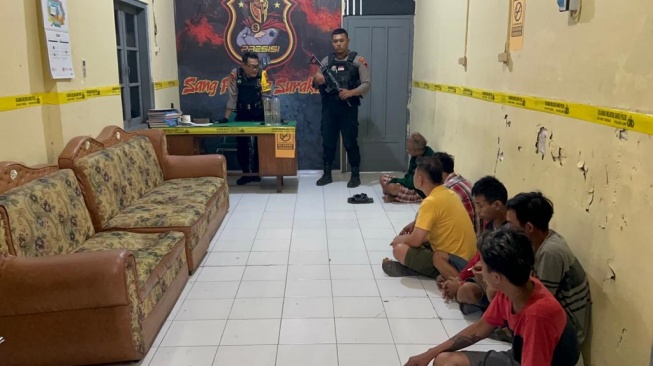 Asyik Pesta Miras di Angkringan, Enam Warga Diamankan Tim Sparta Polresta Solo