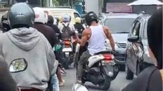 Viral Bule Motoran Sambil Angkat Barbel saat Macet di Bali, 'Waktu Adalah Otot'