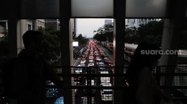 Sejumlah kendaraan terjebak kemacetan di kawasan Pancoran, Jakarta, Selasa (22/8/2023). [Suara.com/Alfian Winanto]