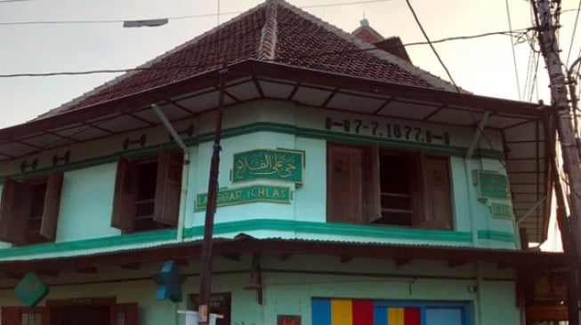 Langgar Merdeka merupakan salah satu ikon penanda menuju Kampung Batik Laweyan. [Surakarta.go.id]