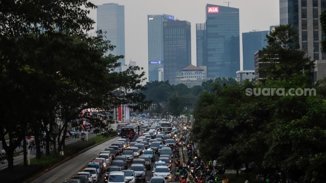 Sejumlah kendaraan terjebak kemacetan di kawasan Pancoran, Jakarta, Selasa (22/8/2023). [Suara.com/Alfian Winanto]