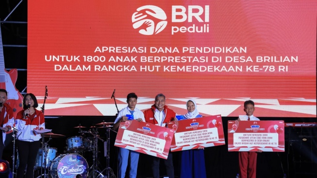 BRI Salurkan Beasiswa untuk 1800 Anak Berprestasi di Desa BRILiaN