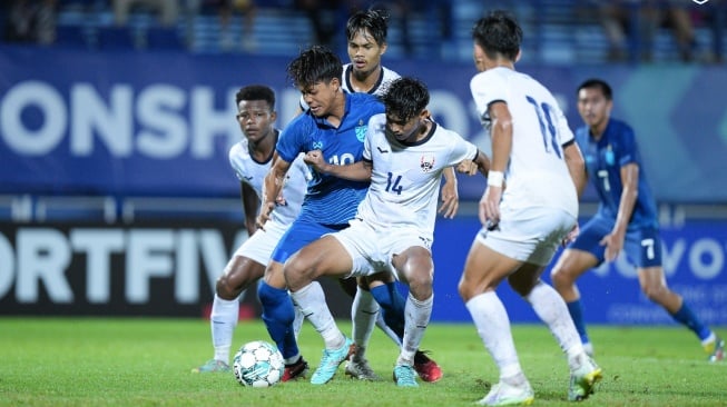 Duel Thailand U-23 vs Kamboja U-23 di laga terakhir Grup A Piala AFF U-23 2023, Senin (21/8/2023). [Dok. Facebook: Changsuek]