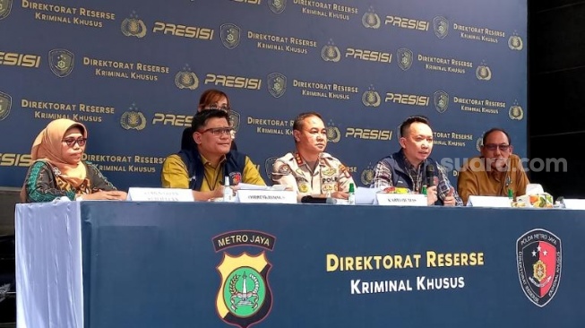 Kasus peredaran obat golongan G hingga psikotropika yang melibatkan nakes hingga apoteker. Dalam kasus ini, Polda Metro Jaya meringkus 26 tersangka. (Suara.com/M Yasir)