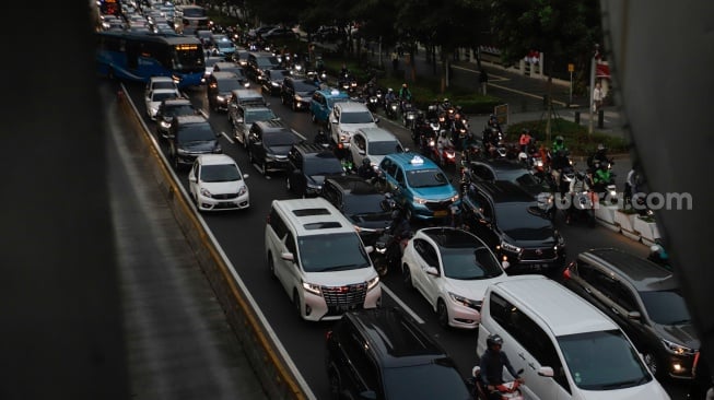 Sejumlah kendaraan terjebak kemacetan di kawasan Pancoran, Jakarta, Selasa (22/8/2023). [Suara.com/Alfian Winanto]