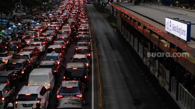 Sejumlah kendaraan terjebak kemacetan di kawasan Pancoran, Jakarta, Selasa (22/8/2023). [Suara.com/Alfian Winanto]