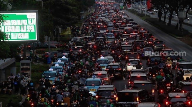 Sejumlah kendaraan terjebak kemacetan di kawasan Pancoran, Jakarta, Selasa (22/8/2023). [Suara.com/Alfian Winanto]