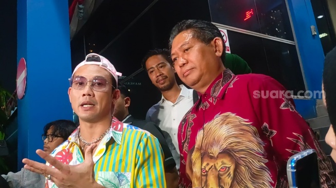 Denny Sumargo didampingi pengacaranya, Mohamad Anwar usai melaporkan DJ Verny Hasan di Polda Metro Jaya, Selasa (22/8/2023) [Suara.com/Rena Pangesti]