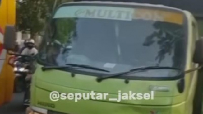 Truk bermuatan hebel seruduk tujuh pemotor yang lawan arah di Lenteng Agung, Jaksel. (Istimewa/tangkapan layar)