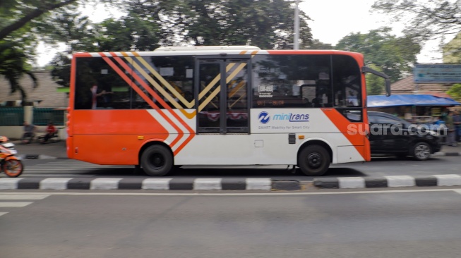 Bus listrik Transjakarta melintas di kawasan Bulungan, Jakarta, Selasa (22/8/2023). [Suara.com/Alfian Winanto]