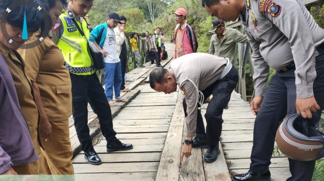 Siswi SMA di Samosir Jatuh ke Sungai Saat Lewati Jembatan Kayu Naik Motor