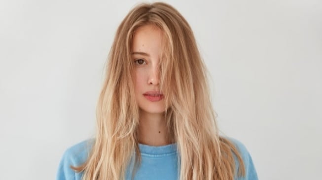 4 Tips Merawat Kilau Rambut Blonde di Rumah, Tetap Smooth Bebas Kering