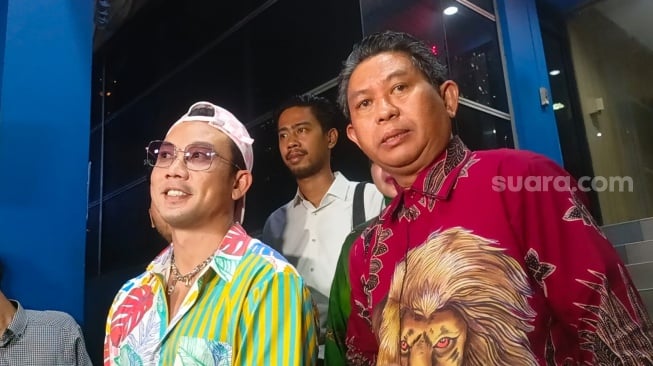 Denny Sumargo didampingi pengacaranya, Mohamad Anwar usai melaporkan DJ Verny Hasan di Polda Metro Jaya, Selasa (22/8/2023) [Suara.com/Rena Pangesti]