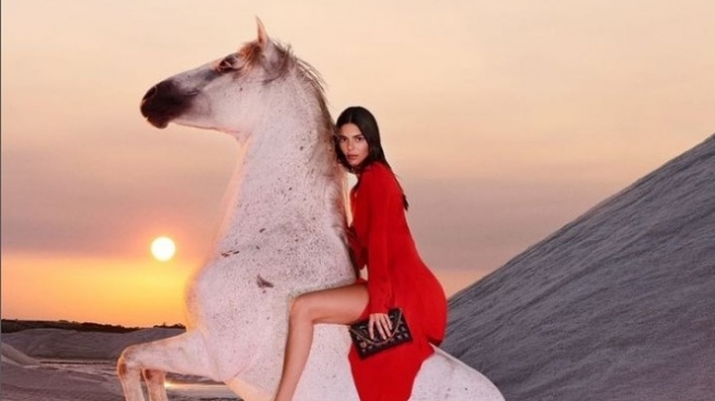 Model Kendall Jenner Pamer Foto Telanjang di Atas Kuda, Ternyata Ini Alasan Di Baliknya