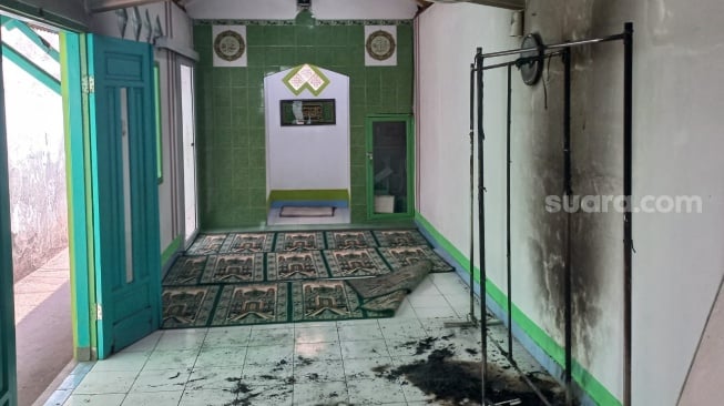 Kondisi Musala Al-Jamiyah di kawasan Tebet, Jaksel yang dibakar maling kotak amal. (Suara.com/Rakha)