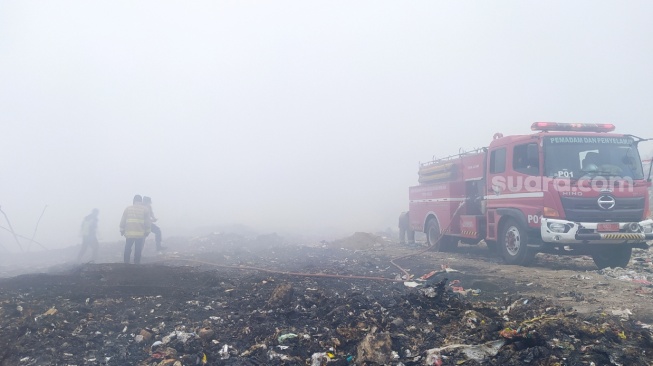 Api di TPA Sarimukti Sulit Dipadamkan, Hengky Kurniawan Minta Bantuan BNPB Terjunkan Helikopter Water Bombing (Suara.com/Ferry Bangkit)