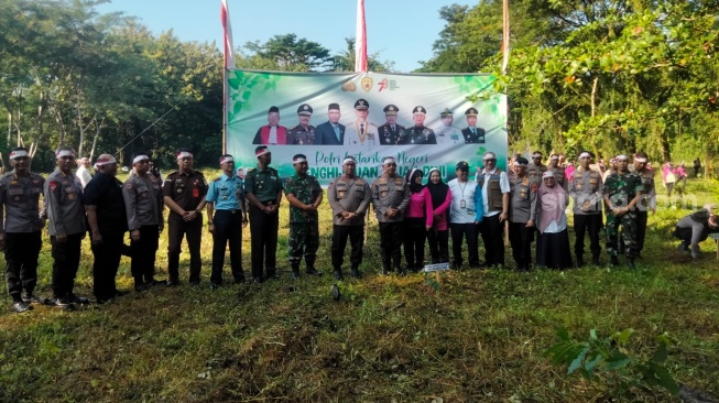 Polri Lestarikan Negeri, Polda Sumbar Tanam 2.000 Pohon