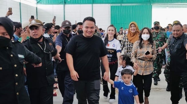 Suami Momo Geisha Ternyata Bos Besar, Pantas Enteng Hadiahkan Lapangan Futsal Berstandar FIFA