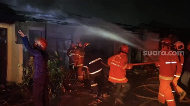 Kebakaran Hanguskan 7 Rumah di Jakasampurna, Saksi Mata: Terdengar Suara Ledakan 3 Kali