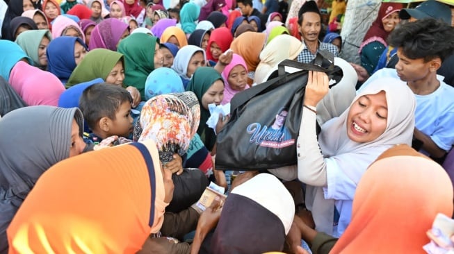 Cukup dengan Rp10 Ribu, Masyarakat Pamekasan Bisa Tebus Sembako Murah dari Relawan SandiUno