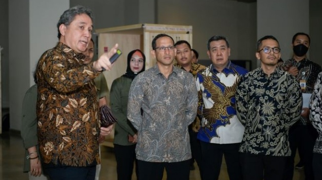 Menteri Pendidikan, Kebudayaan, Riset, dan Teknologi (Mendikbudristek) Nadiem Anwar Makarim, menyambut dengan hangat kembalinya empat arca peninggalan Kerajaan Singasari dari Belanda ke Tanah Air. (Dok. Kemendikbudristek)