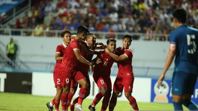 Para pemain Timnas Indonesia U-23 merayakan gol yang dicetak Jeam Kelly Sroyer (kedua dari kanan) pada pertandingan semifinal Piala AFF U-23 2023 melawan Thailand yang dimainkan di Stadion Provinsi Rayong, Thailand, Kamis (24/8/2023) malam WIB. [ANTARA/HO/PSSI]